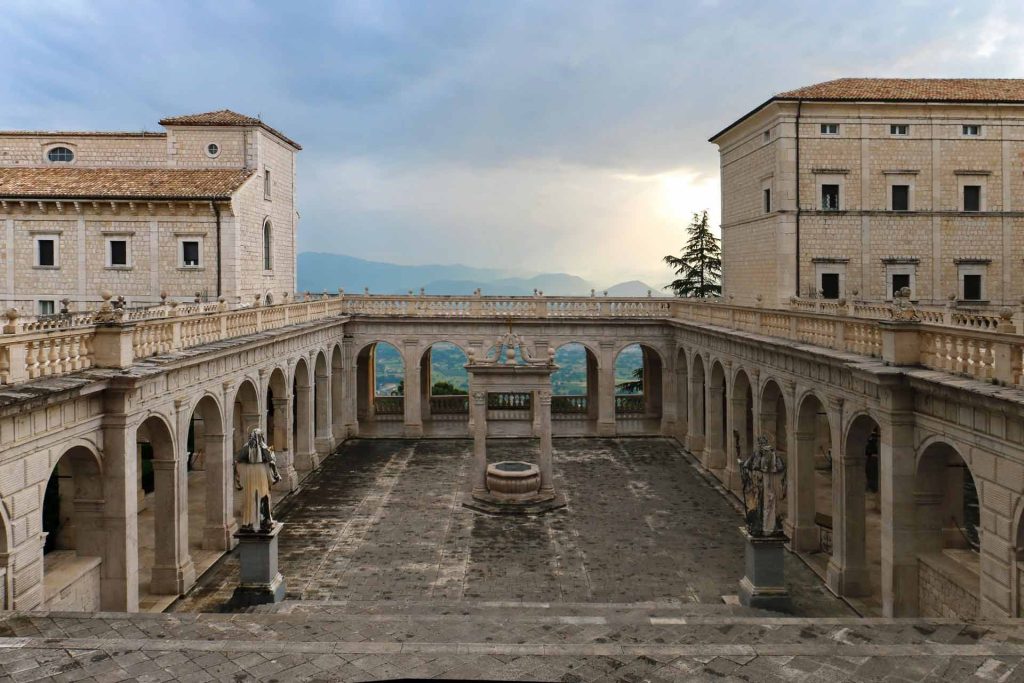 immagine esterna della comunità e monastero di Montecassino
