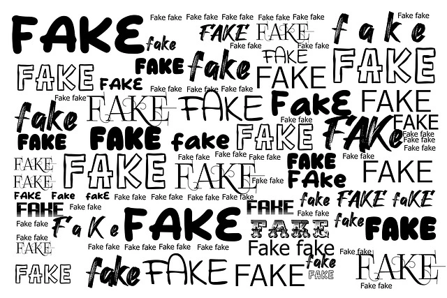 testo ripetuto della parola "fake" che rappresenta la ricerca della riconoscenza attraverso il falso